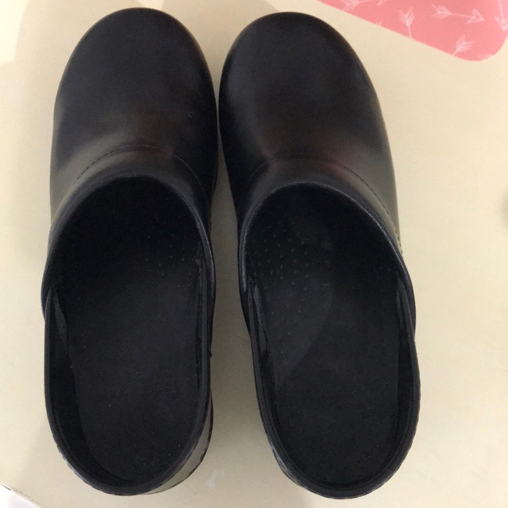 Solid Black Danskos